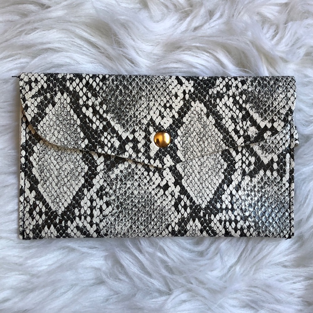 Faux black/white snakeskin clutch/mini purse with wrist handle/wristlet